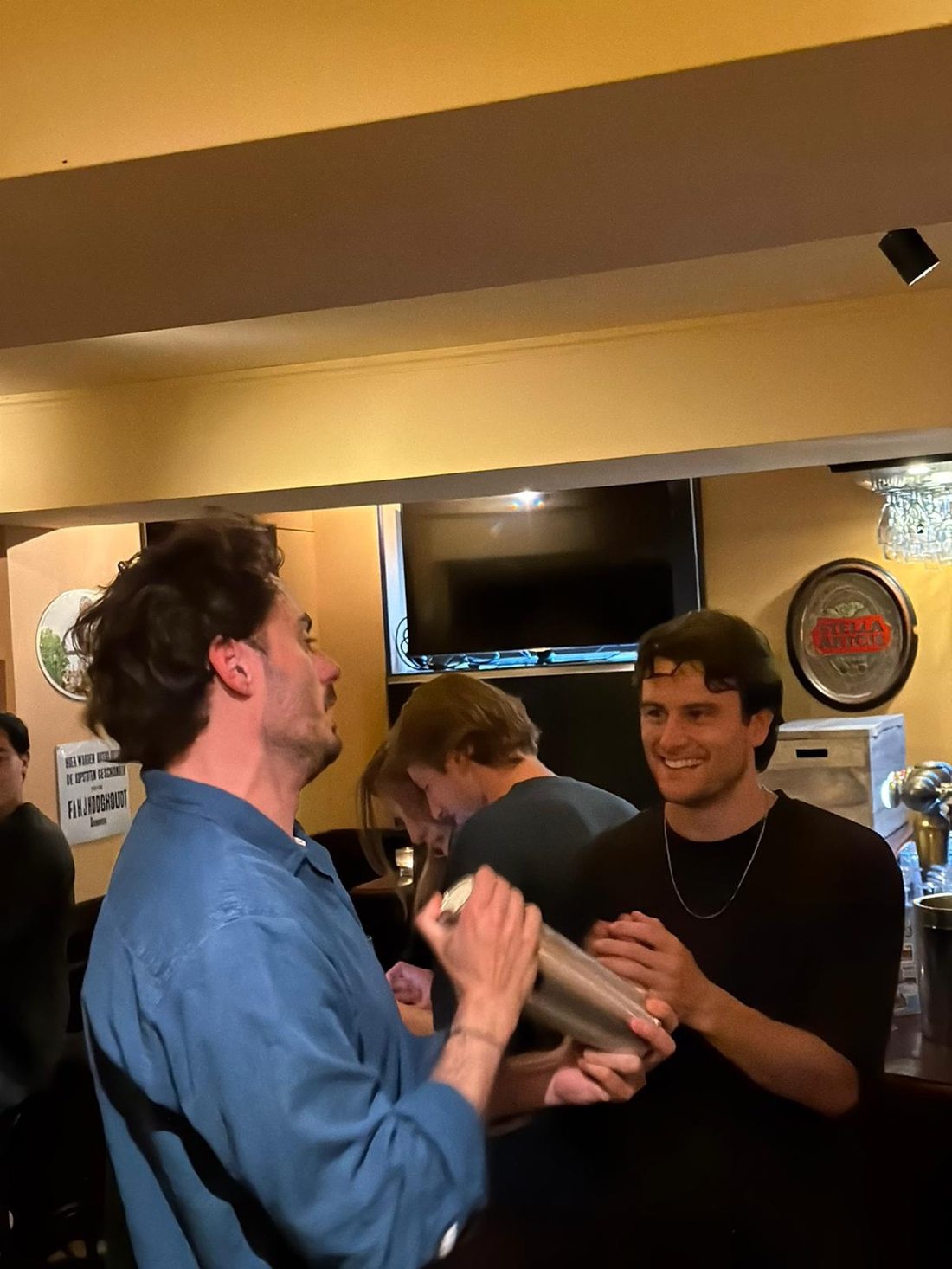 Samen cocktails bereiden aan de bar.
