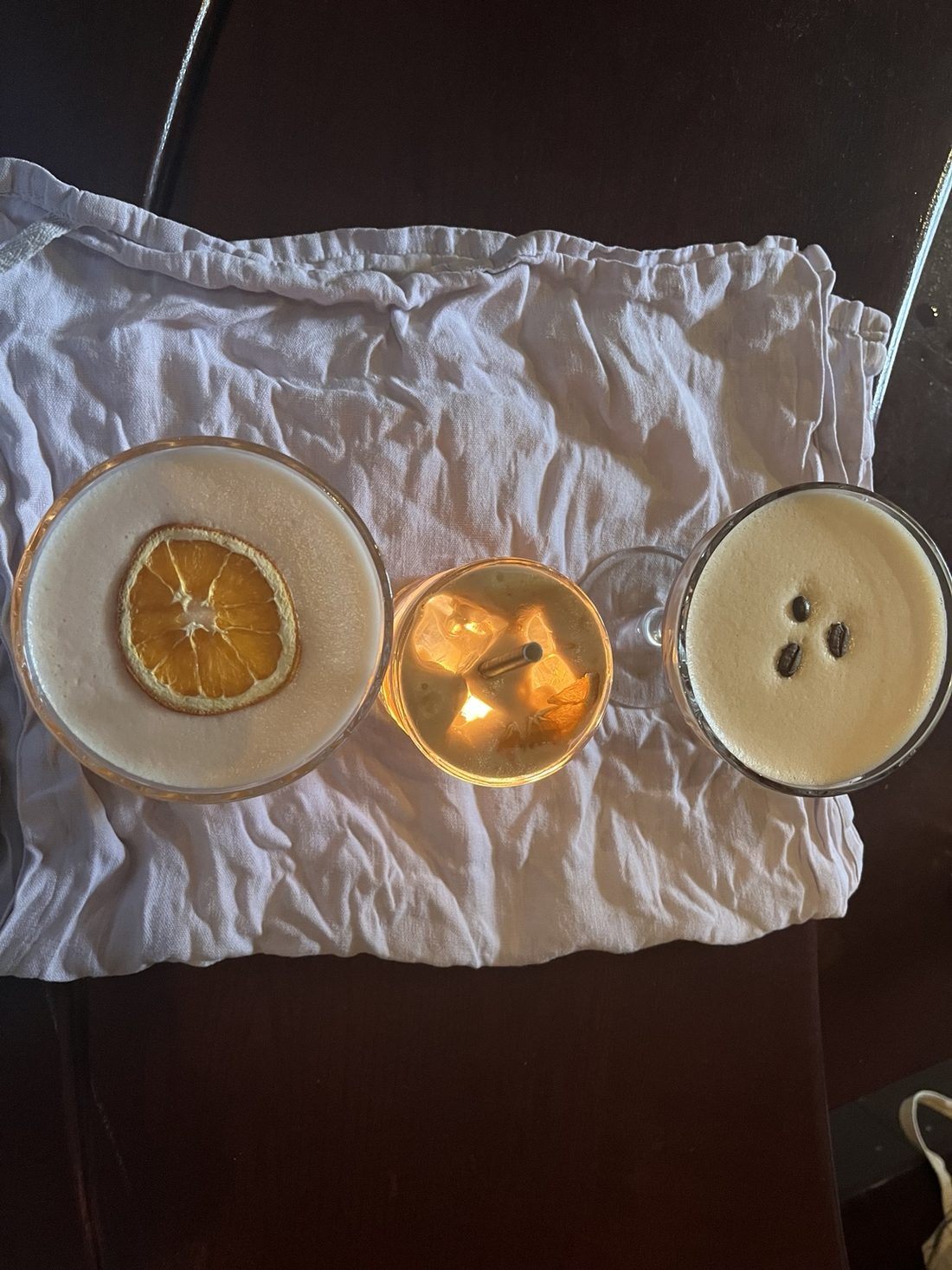 Een cocktail, van bovenaf gefotografeerd.