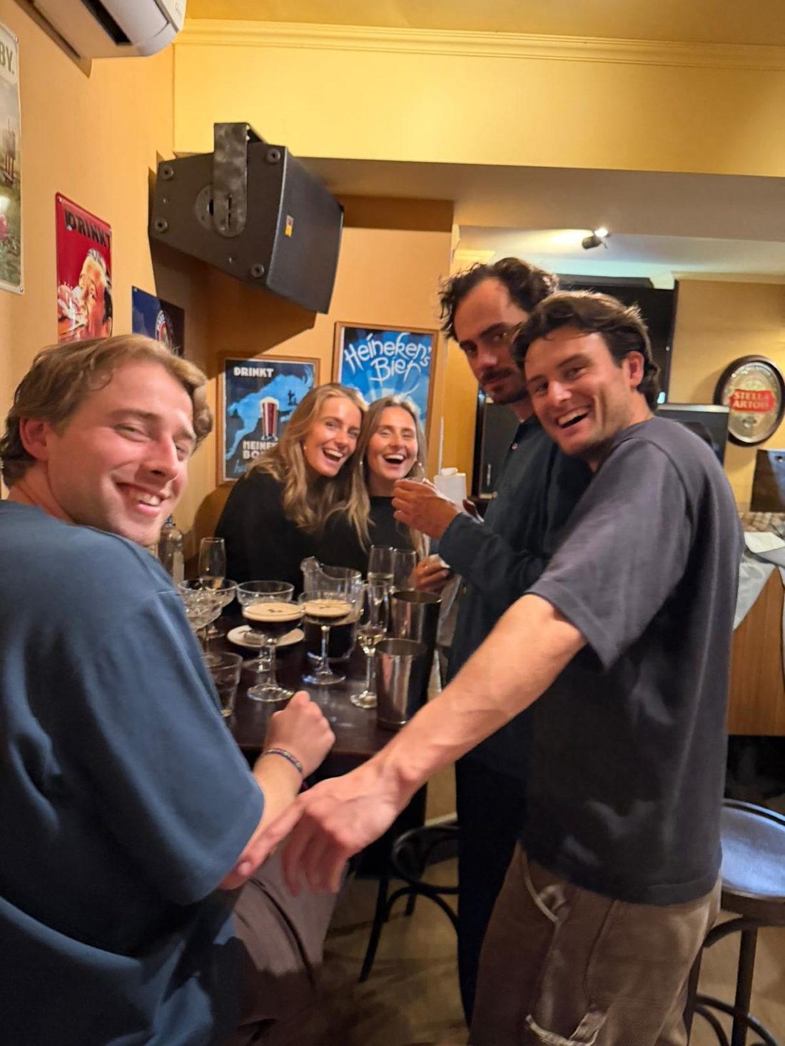 Een gezellige groep tijdens een cocktailworkshop van Amices.